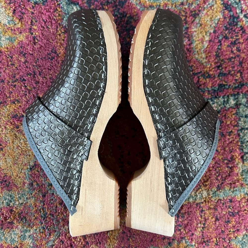 Cape Clogs | Women’s Dark Silver Metallic Textured Sip On Wooden Heel Clogs Sz 7 - Picture 5 of 13